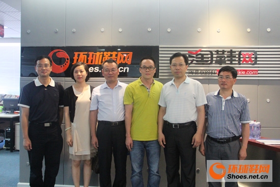 訊網(wǎng)科技總經(jīng)理林文佳（右三）與福建省信息化局副局長邵玉龍（右二）等領(lǐng)導(dǎo)一行合影留念